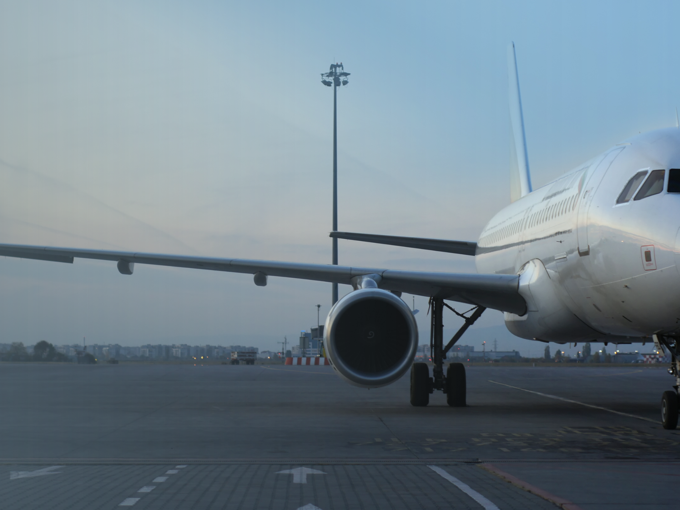 un aereo parcheggiato in un aeroporto