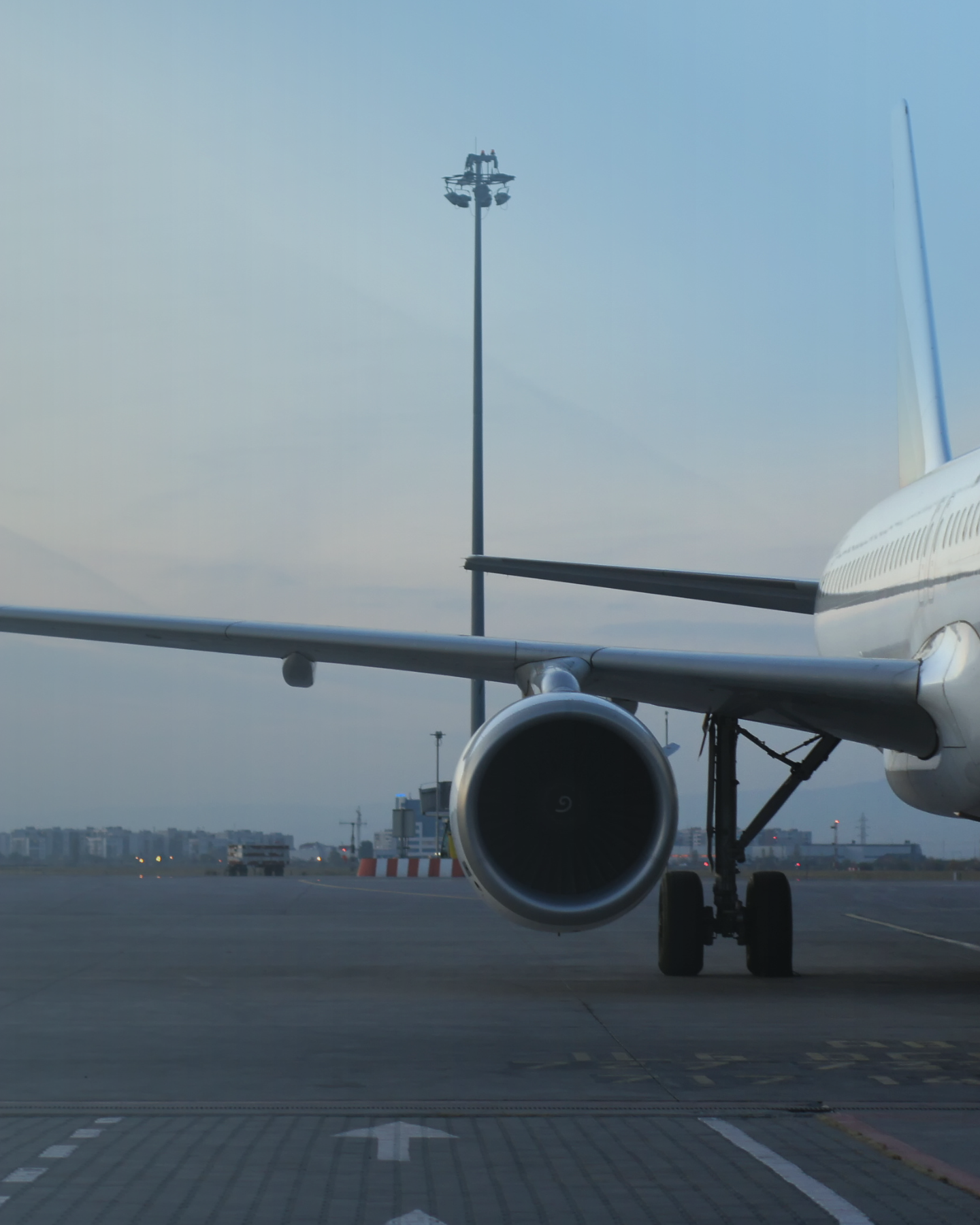 un aereo parcheggiato in un aeroporto un aereo parcheggiato in un aeroporto