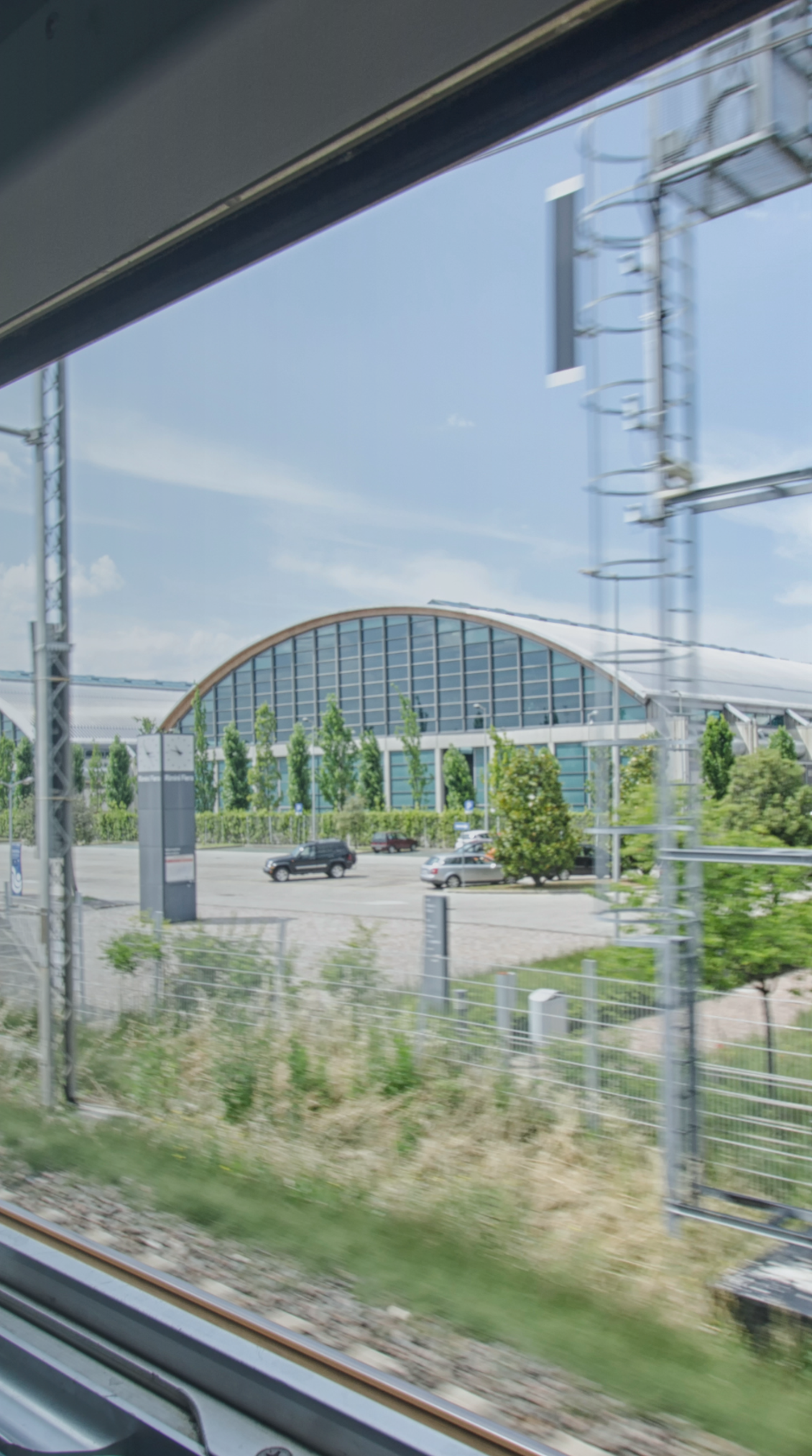 sede della fiera di rimini vista dal finestrino di un treno in movimento