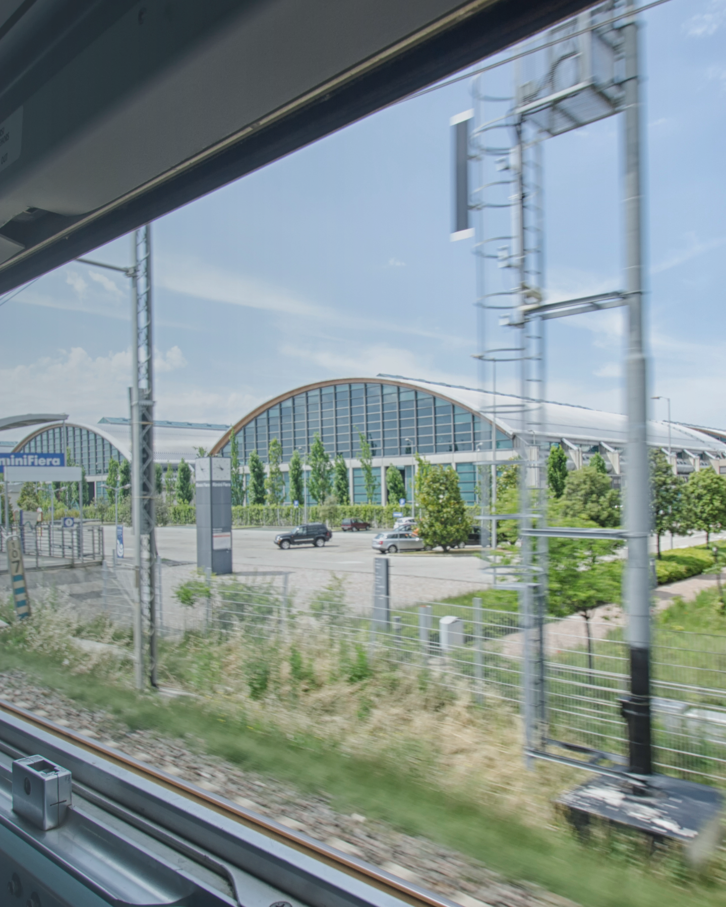 sede della fiera di rimini vista dal finestrino di un treno in movimento sede della fiera di rimini vista dal finestrino di un treno in movimento