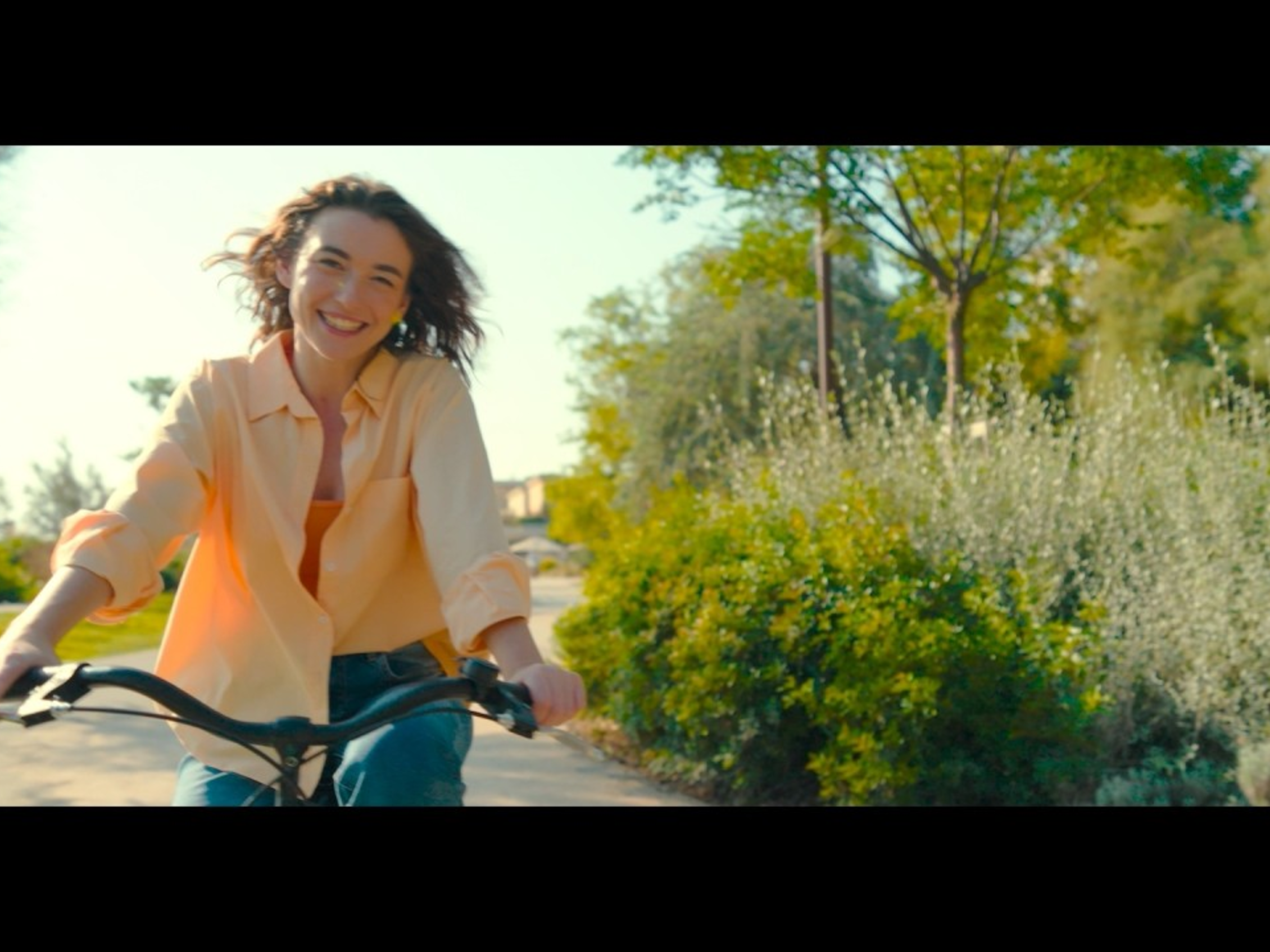 copertina del video promozionale VisitRimini con una ragazza in bicicletta che gira per la città